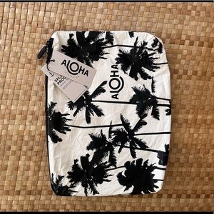 Aloha collection Mid Pouch BNWT